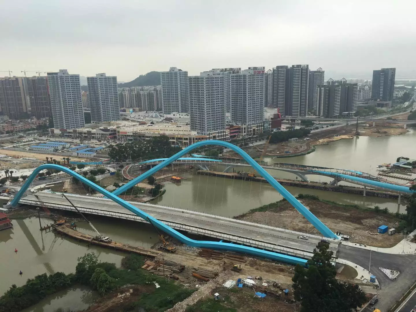 广州市南沙中心区蕉门河车行桥拱肋合拢(图4)