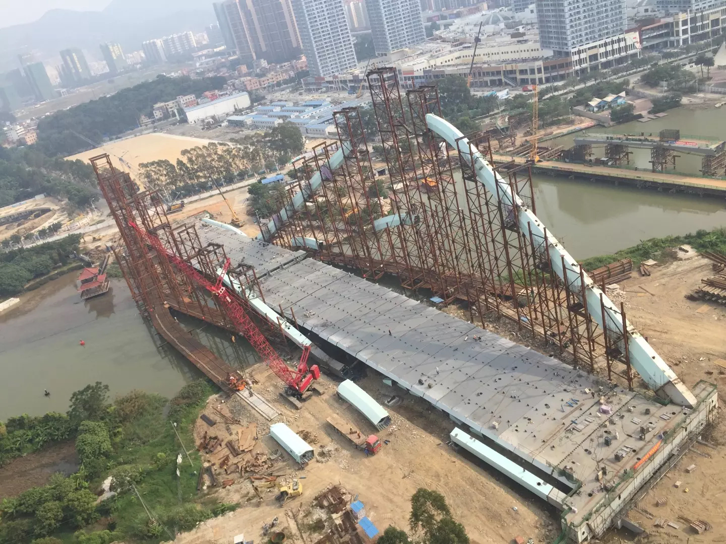广州市南沙中心区蕉门河车行桥拱肋合拢(图10)