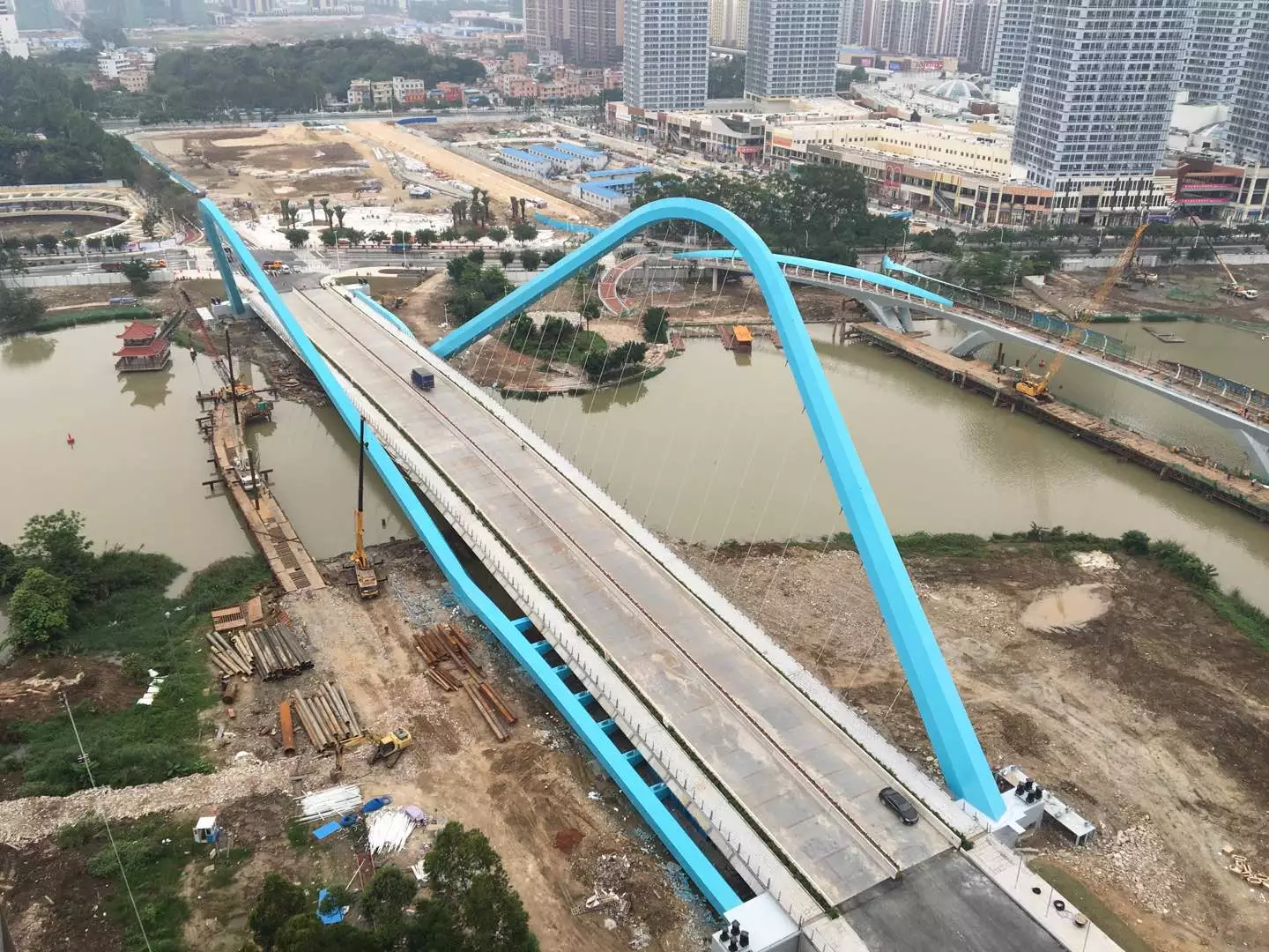 广州市南沙中心区蕉门河车行桥拱肋合拢(图5)